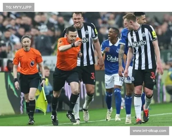 英国超级联赛裁判薪酬曝光 首席裁判年薪超二十万英镑