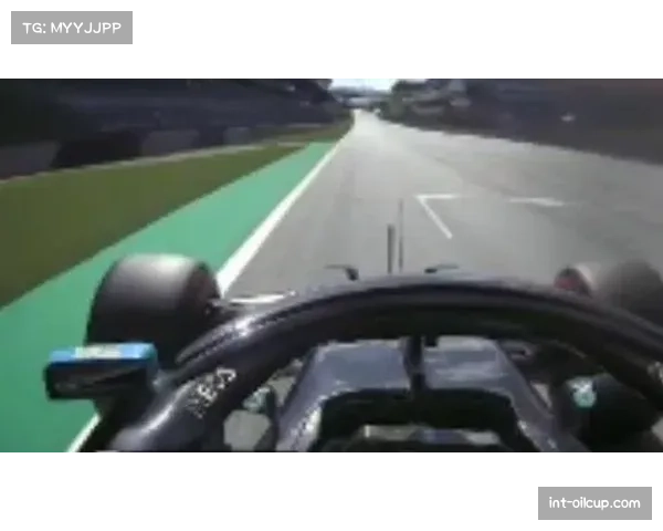 奥地利红牛环赛道,博塔斯赛车起火,车手及时逃生