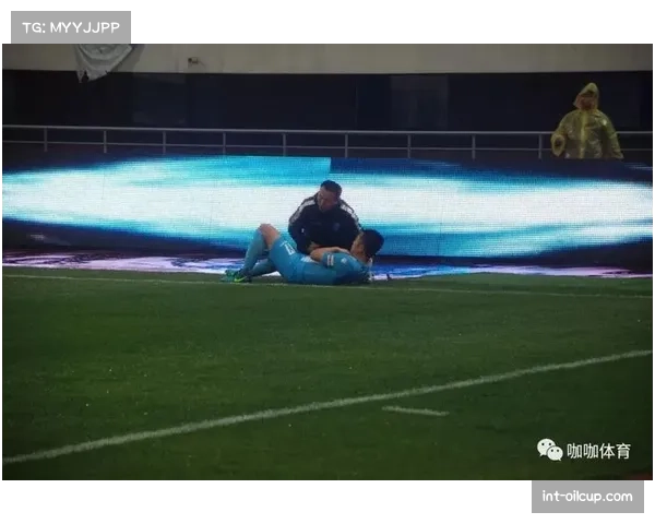 对手严重受伤倒地，本方队医第一时间上前协助救治